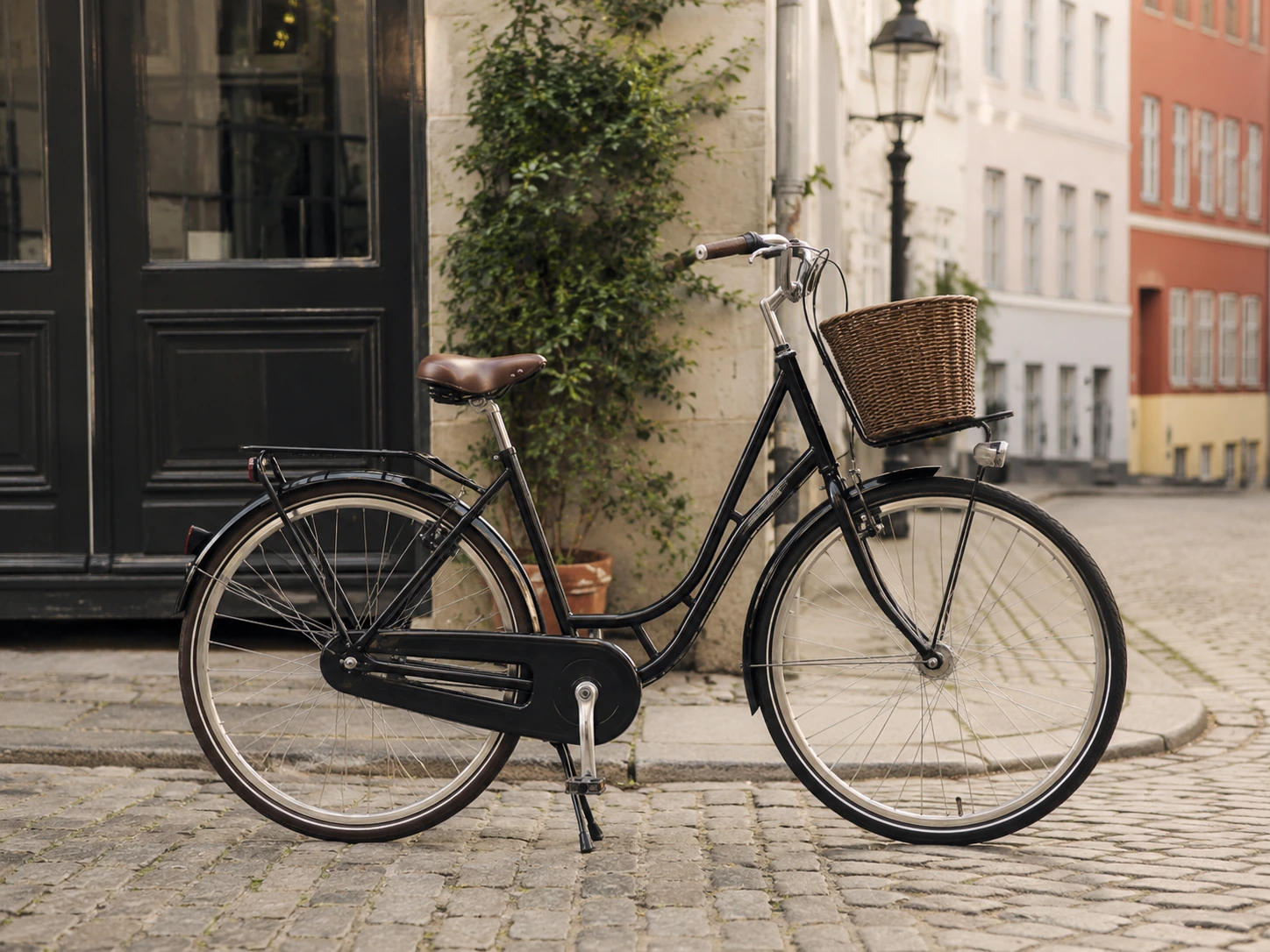 dame citybike på hjørnet af to gader